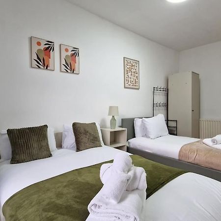 2 Bedroom Apartment Near Station Londra Exterior foto