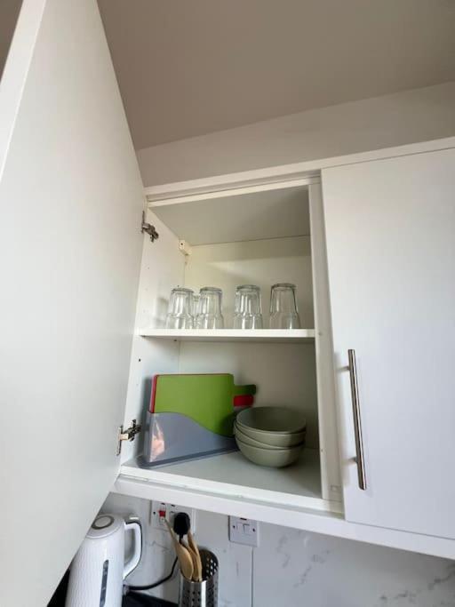 2 Bedroom Apartment Near Station Londra Exterior foto