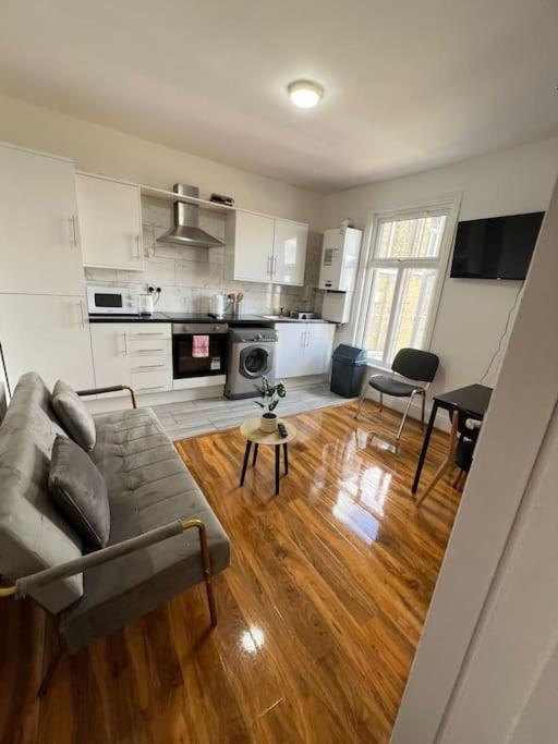 2 Bedroom Apartment Near Station Londra Exterior foto