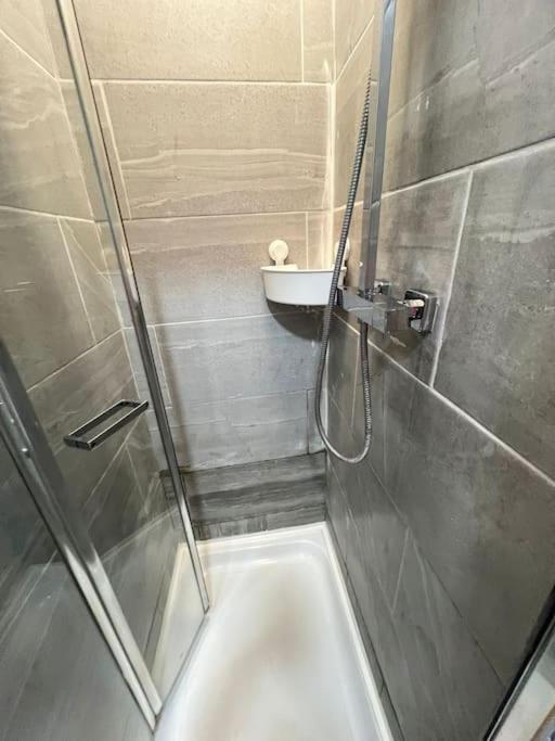 2 Bedroom Apartment Near Station Londra Exterior foto