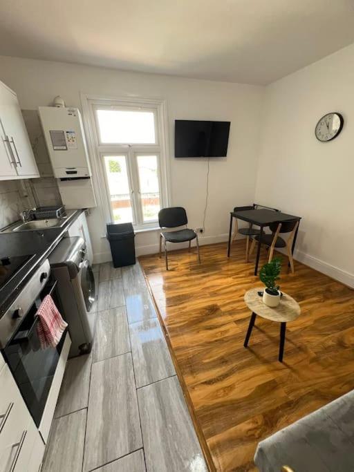 2 Bedroom Apartment Near Station Londra Exterior foto