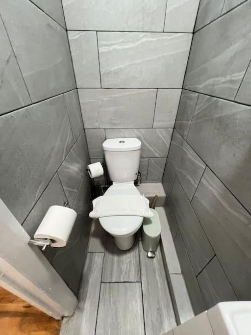 2 Bedroom Apartment Near Station Londra Exterior foto