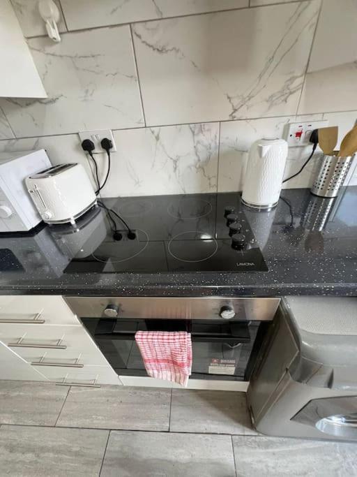 2 Bedroom Apartment Near Station Londra Exterior foto