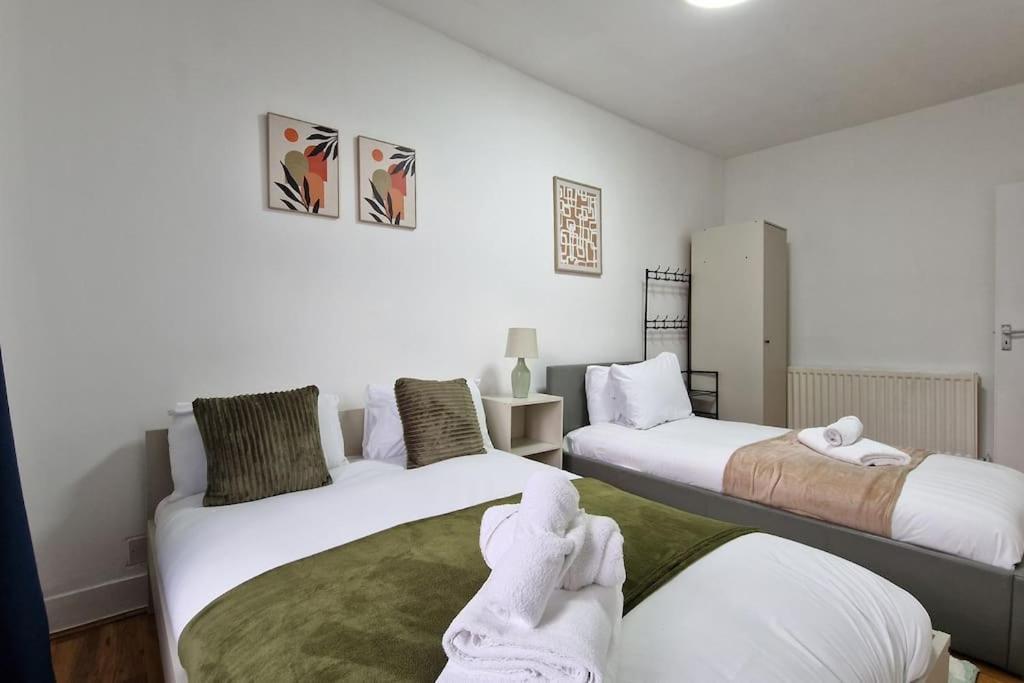 2 Bedroom Apartment Near Station Londra Exterior foto