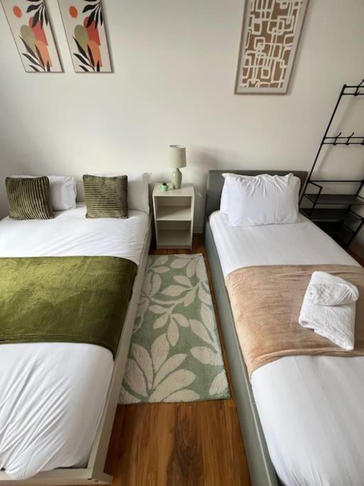 2 Bedroom Apartment Near Station Londra Exterior foto