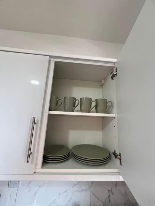 2 Bedroom Apartment Near Station Londra Exterior foto