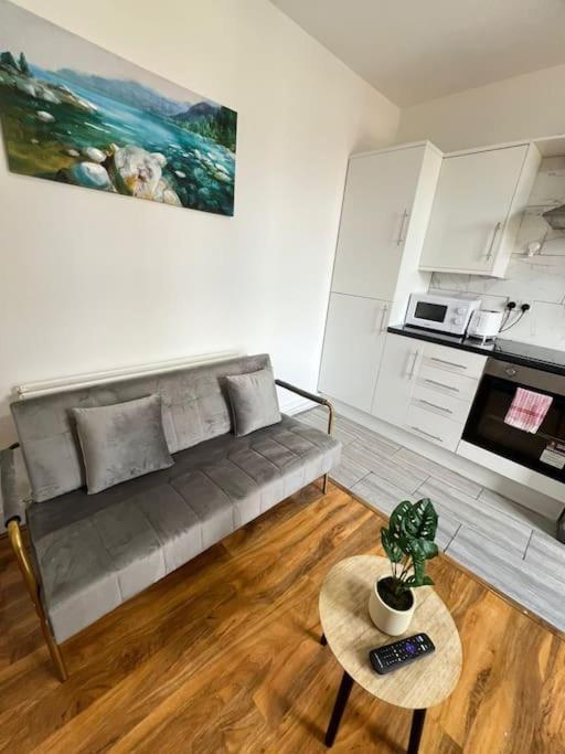 2 Bedroom Apartment Near Station Londra Exterior foto
