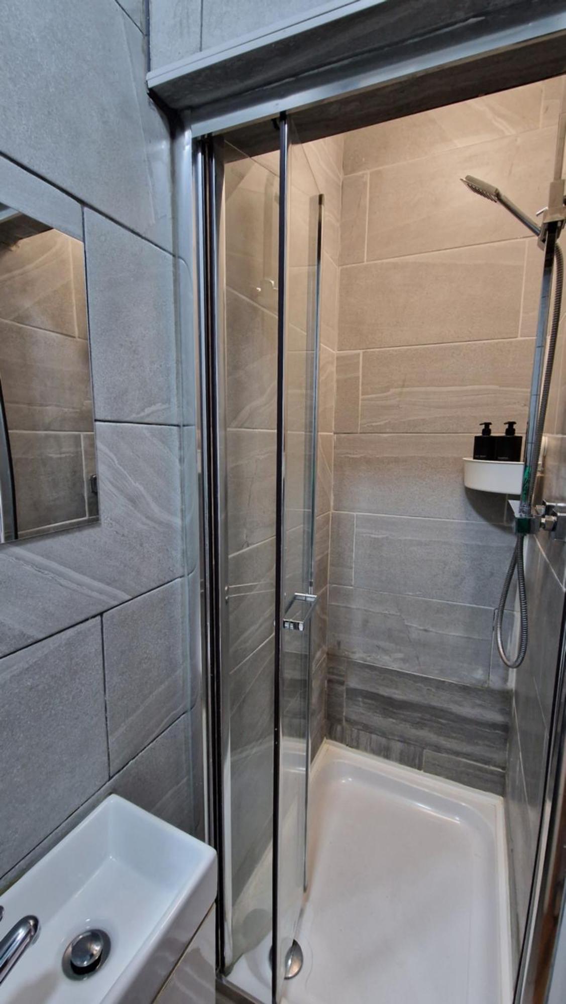 2 Bedroom Apartment Near Station Londra Exterior foto